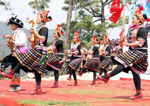 云南少數(shù)民族半夜搬家.jpg 云南少數(shù)民族半夜搬家.jpg