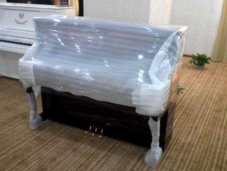 鋼琴的價(jià)值不僅在于它的價(jià)格，還在于它能發(fā)出動(dòng)人心弦的樂章，試問，你只是因?yàn)榘崃艘淮渭?，你的鋼琴卻再也不能發(fā)出以前那完美的音符，原因只是搬運(yùn)過程中姿勢(shì)沒有擺對(duì)造成內(nèi)部零件震動(dòng)，影響了音準(zhǔn)，你難道不會(huì)覺得內(nèi)心幾乎是崩潰的嗎？ 雖然現(xiàn)在許多鋼琴下面安裝有輪子，但是在搬運(yùn)時(shí)還需要幾個(gè)人將其抬起來再推動(dòng)。