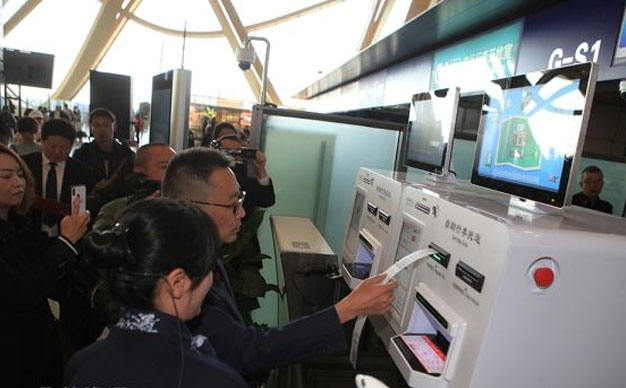 昆明搬家貨運(yùn)昆明長(zhǎng)水國(guó)際機(jī)場(chǎng)自助行李托運(yùn)設(shè)備正式啟用.jpg 昆明搬家貨運(yùn)昆明長(zhǎng)水國(guó)際機(jī)場(chǎng)自助行李托運(yùn)設(shè)備正式啟用.jpg