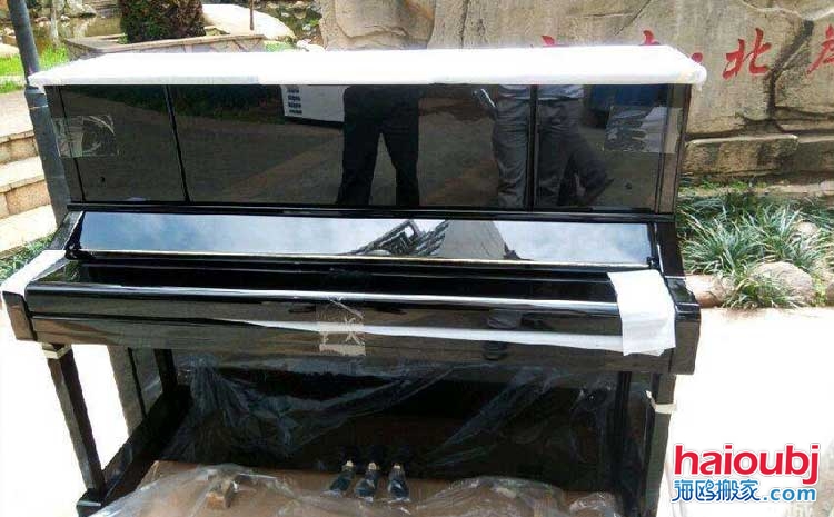 昆明的很多同學、學生、鋼琴老師、學校、鋼琴培訓機構(gòu)等都會擁有自己的樂器鋼琴，在這期間就存在一個很大的問題。首先鋼琴體積比較大，重量不是一兩個人所能即的，往往都需要三五個壯男才能擺平。有的人會在網(wǎng)絡(luò)上咨詢昆明專業(yè)搬鋼琴電話、鋼琴搬遷，鋼琴搬運費等。.jpg