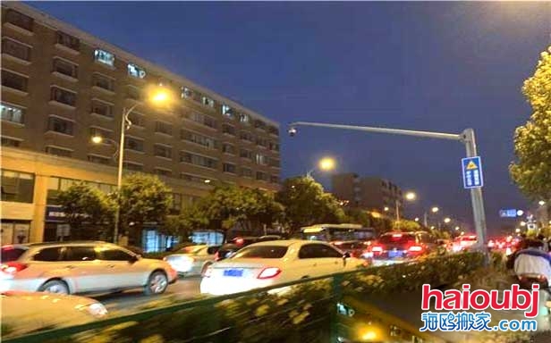 昆明搬家開(kāi)學(xué)首日早高峰20分鐘只走了100米.jpg 昆明搬家開(kāi)學(xué)首日早高峰20分鐘只走了100米.jpg